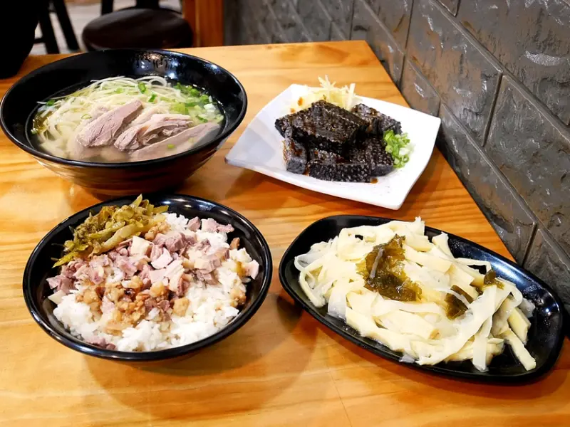 大里小吃，下午會防曬的鵝肉，鵝肉冬粉、鴨肉飯還有超多小菜滷味，淋湯汁的鴨肉飯鹹香濕潤超好吃比麵更厲害