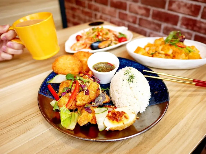 台中泰式料理新開幕，平價個人套餐份量十足，首推濃郁不甜膩的泰奶以及飽滿蝦肉的蝦餅，門口還有一大面美牆超好拍