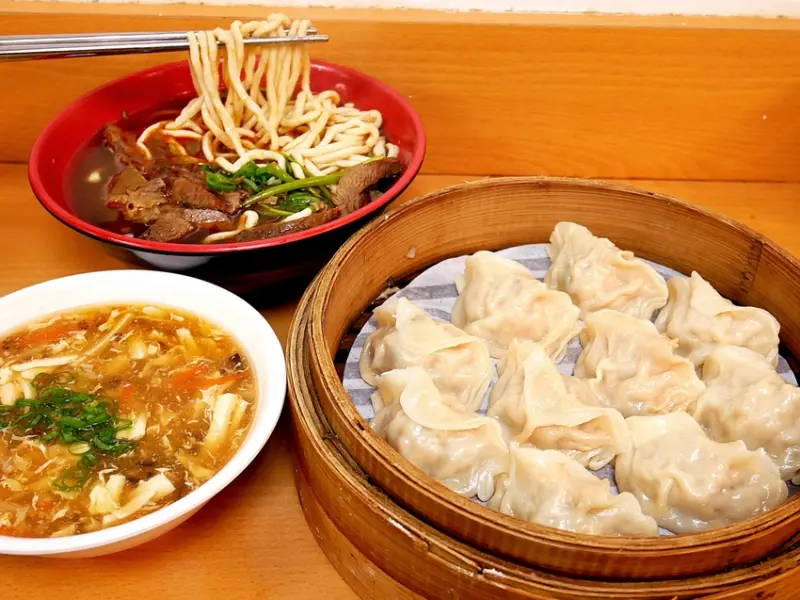 中山站老字號人氣蒸餃，超大size蒸餃直接把蒸籠填滿，躲在巷子內人潮也沒停過~