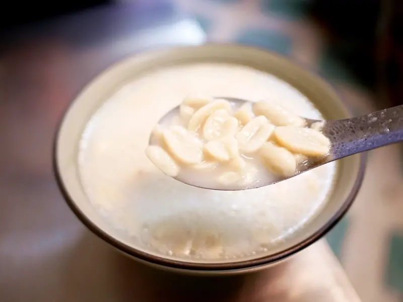 苗栗在地人才知道的甜湯，5種湯底8種配料隨性搭配依舊銅板價，燉煮到超綿密的花生、薏仁都好吃又不甜膩