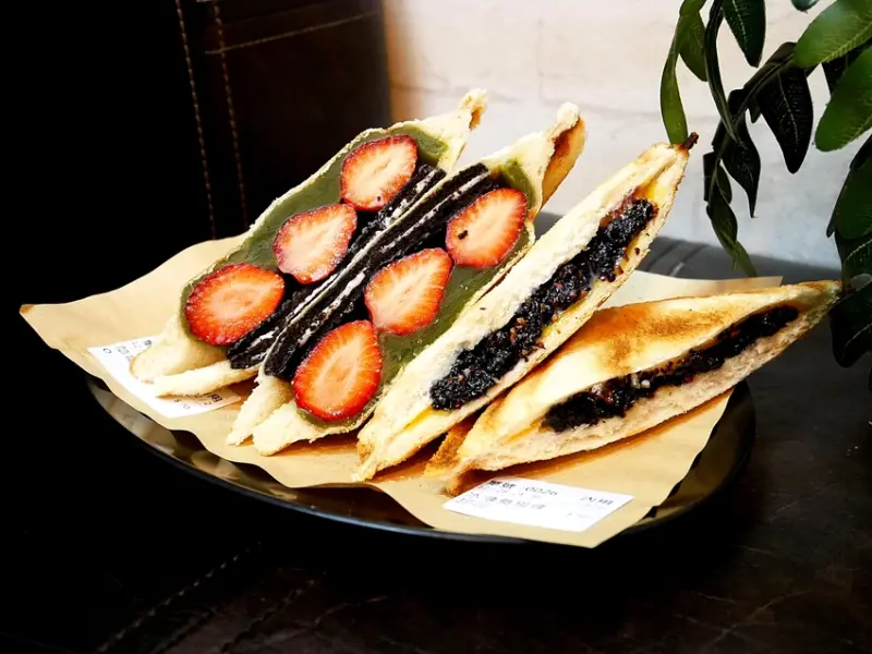 台南宵夜推薦，在IG上超夯的人氣熱壓吐司，內餡飽滿調味剛剛好，甜味的果醬不膩口讓人愛不釋手~