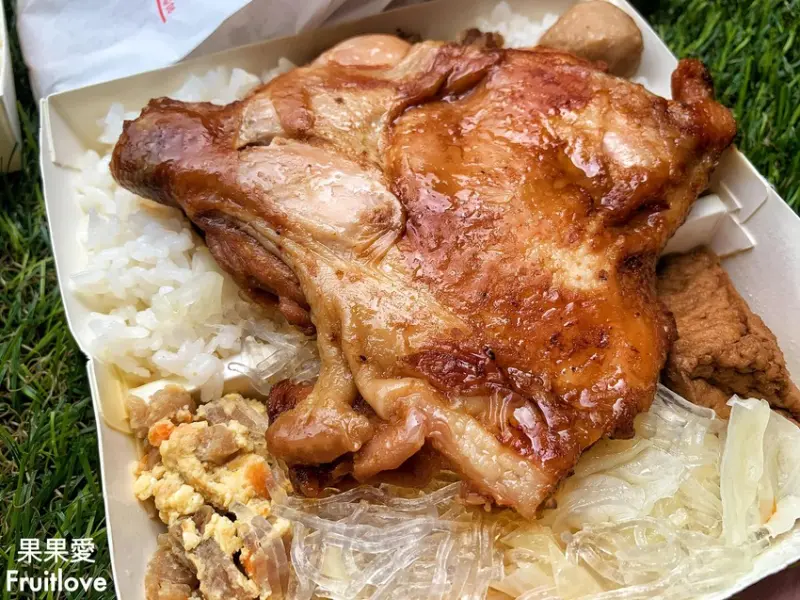 中興大學高CP值的無骨雞腿飯和超大片排骨飯