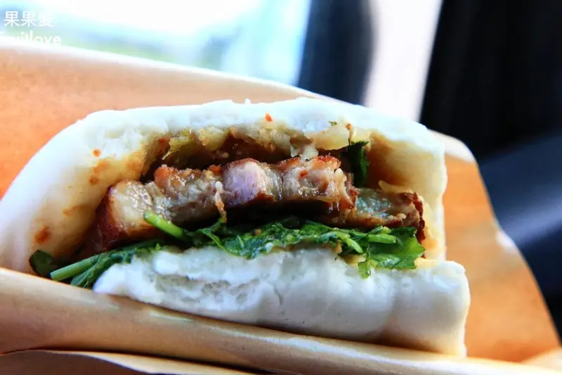 在地廟口刈包古早味控肉，肥而不膩，整體口味鹹甜適中