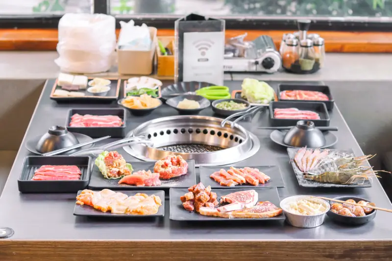 金門也有燒肉放題50種以上食材任你點，台灣本島沒這價錢！泰國蝦只要+38元就能吃到飽