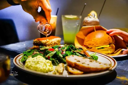 新竹美食「招財咖啡」來一場與11隻貓咪的約會吧！ - Cutier吃飯中 