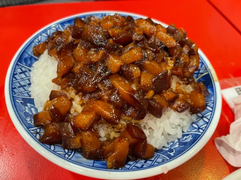 【台北萬華美食】小王煮瓜華西街夜市必訪，米其林必比登連續多年上榜，推薦黑金滷肉飯與蒜泥雞，近50年的好滋味