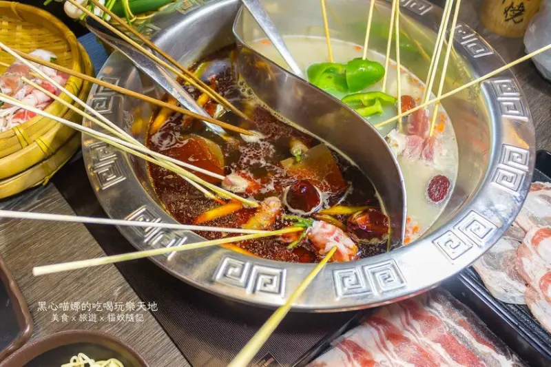 高雄吃到飽︱特色四川火鍋串串、麻辣小龍蝦、香麻水煮魚，百樣精選食材在高雄夢時代就吃得到！