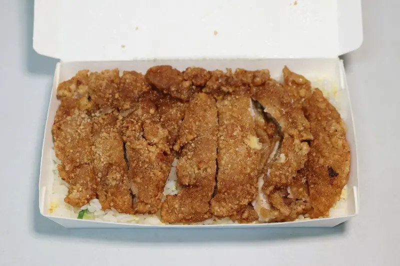 台南小吃／60多年老店／排骨蛋炒飯必點／用餐時段必客滿／老饕私藏口袋名單／菜色種類多達上百種／料多實在經濟實惠小資族最愛