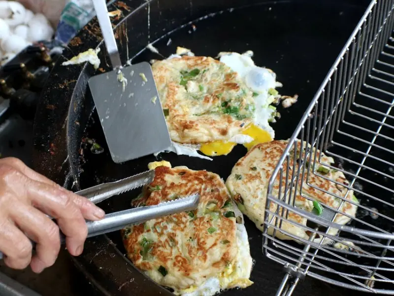 台南蔥油餅／無名小攤飄香30多年／下午才營業只賣4.5小時／限量供應假日2小時完售／自製麵糰現點現煎／在地人下午茶就愛這一味