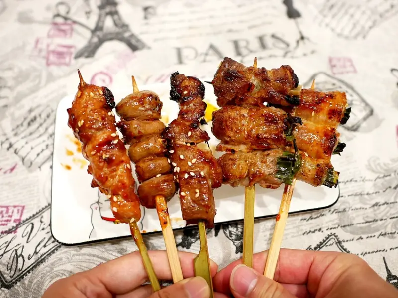 大里新開串燒店，原肉直接烤熟不經炸，直接把肉汁鎖在裡面，首推肉串口感最好