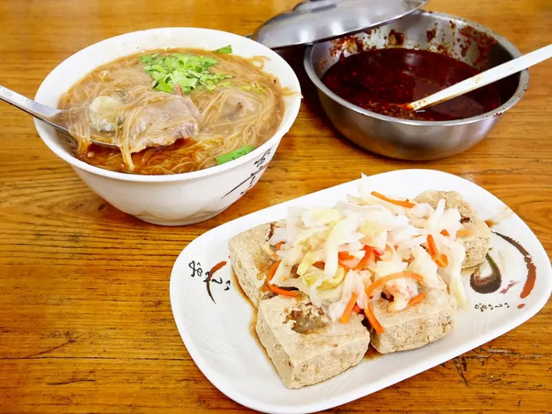 內縮攤位又沒招牌超級，竹北在地人才知道的口袋名單，老字號人氣麵線、臭豆腐，帶筋肉羹不遜於基隆滋味好吃又大塊