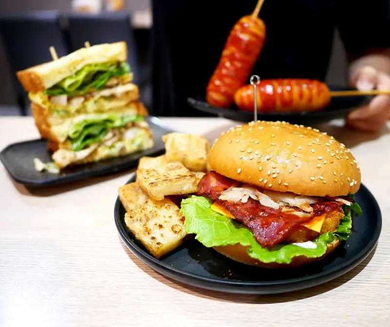 夜市大熱狗竟然一早就能吃到! 飯糰的餡料入蛋餅超狂，超創新的組合好有趣，這邊同時是寵物友善店家