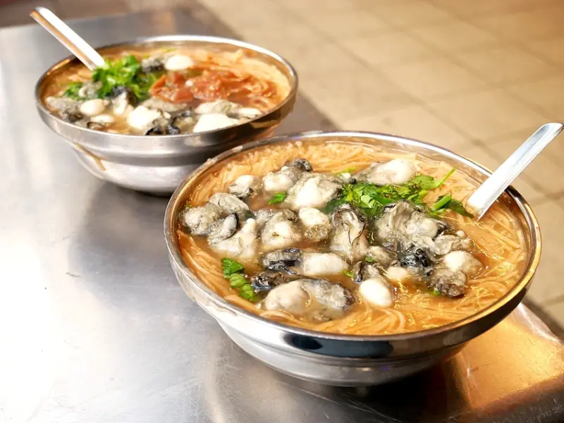 寧夏夜市旁料滿滿的蚵仔麵線，蚵仔肥美又大顆，沒有太厚的裹粉，能吃到最鮮的味道，逛夜市前來一份很可以