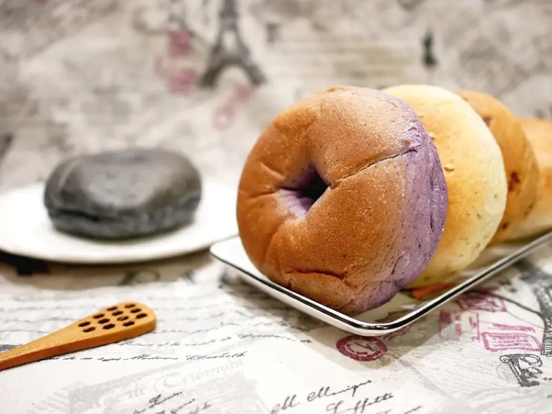 桃園貝果、米饅頭專賣，口味豐富選擇多，在家輕鬆加熱跟剛出爐一樣美味，貝果內餡包滿滿，切開立刻被驚喜到，米饅頭口感不乾硬就連放涼都好吃，可冷凍超取有夠方便~