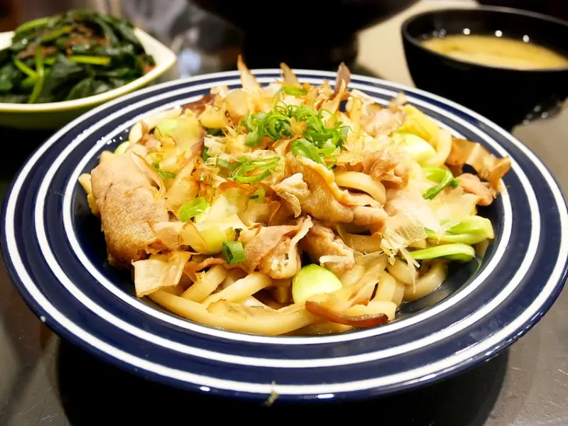 大里隱密巷弄中的美味炒烏龍，Q彈麵條吸飽鹹香日式風味醬汁超涮嘴