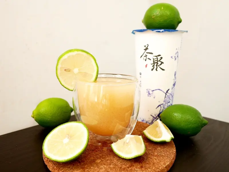 沒想到煉乳、檸檬和不知春青茶的組合能迸出新滋味，入口是酸甜乳酸飲的口感，消暑不甜膩忍不住狂吸