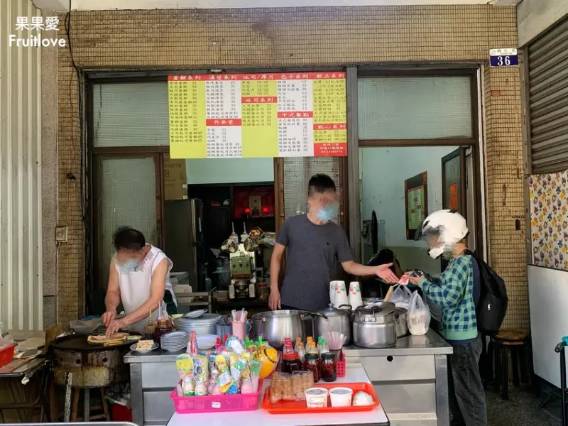 三十年古早味老店，Q彈純手工蛋餅皮，香氣十足自製蒜頭醬油