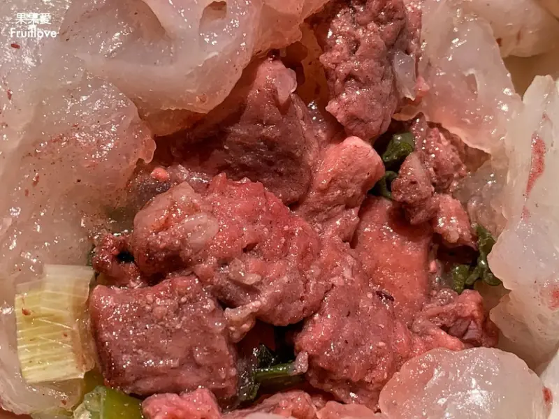 外皮Ｑ彈紅糟肉餡多，香腸烤滿炭香味