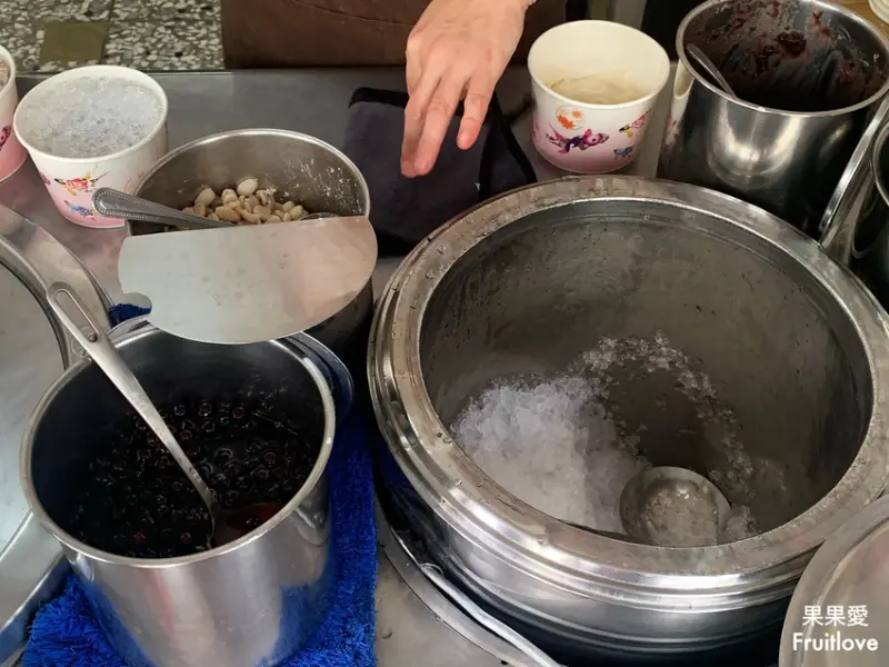 古早味豆花綿密細緻、豆香濃郁，糖水不甜膩