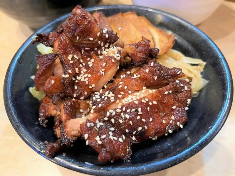 明吉小館｜寧夏夜市必吃香脆多汁醬烤去骨雞腿飯！內行人必點超高CP值半筋半肉牛肉麵！寧夏夜市小吃推薦、台北小吃推薦、台北外送推薦