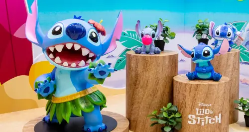 史迪奇、愛麗絲免費拍！迪士尼「夏季公仔聯萌限定店」4大主題打卡點、周邊搶先看，抱抱龍、透明史迪奇好欠買。