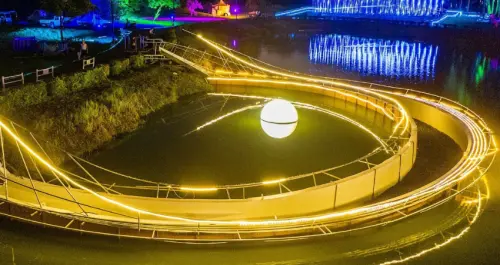 快閃23天！嘉義人先衝「2022光織影舞」發IG限動，湖中步道「新月漫遊」、科幻「LED立體矩陣」免費拍出好萊塢大片感。