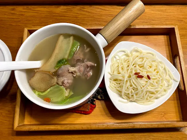 城裡的小月光(單身雞湯) @ 高雄前金區，主打一個人都可以喝的燉雞湯