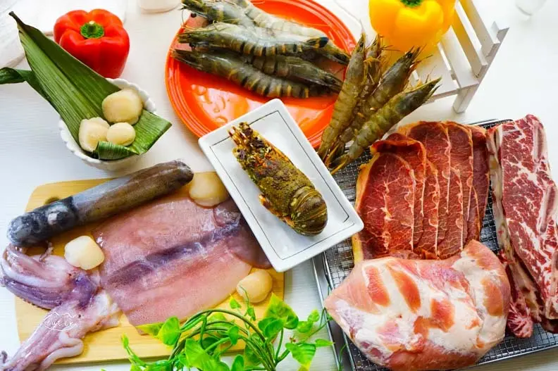 擺擺桌海鮮｜ 超大隻草蝦與黃金六兩肉 海陸雙享一起在家烤肉吧！海鮮控的福音！滿桌海鮮＋1元再多一隻龍蝦！還有帶骨牛小排、黃金六兩肉！ - Cutier吃飯中