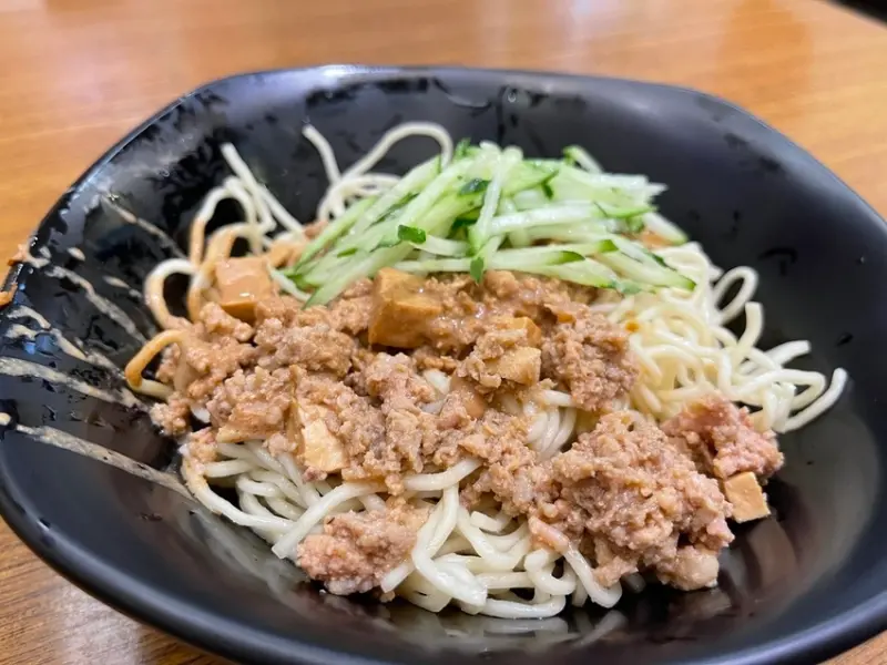 【台北信義區美食】芝香雞肉飯，深夜美食派對後宵夜首選，炸醬涼麵好滋味，超推3合1味噌湯