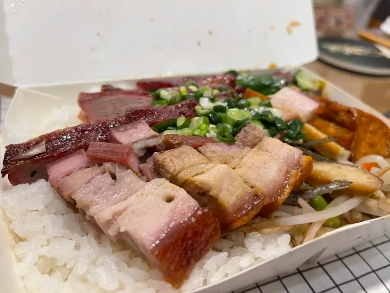 【台北中山美食】香港裕記燒臘，總是排隊的龍江路美食，配菜豐盛到蓋不起來，平價大勝出！1秒成為最愛