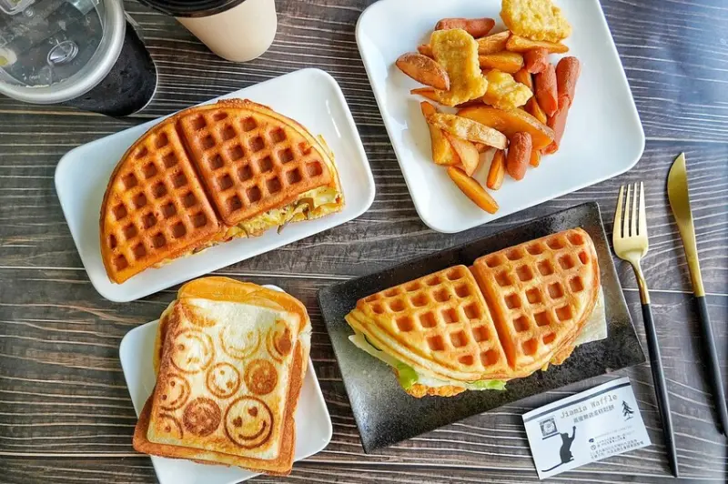 【台中北屯】嘉蜜爾雞蛋糕鬆餅-台中北屯鬆餅推薦，隱藏在巷弄中的鬆餅店，嚴選天然食材不添加泡打粉，多達20幾種口味，吃起來外皮酥脆內餡滿滿