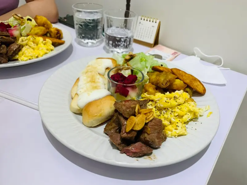 【台南美食】永康區新開幕 AKS Brunch早午餐│潔白韓系風格│寵物友善│停車方便