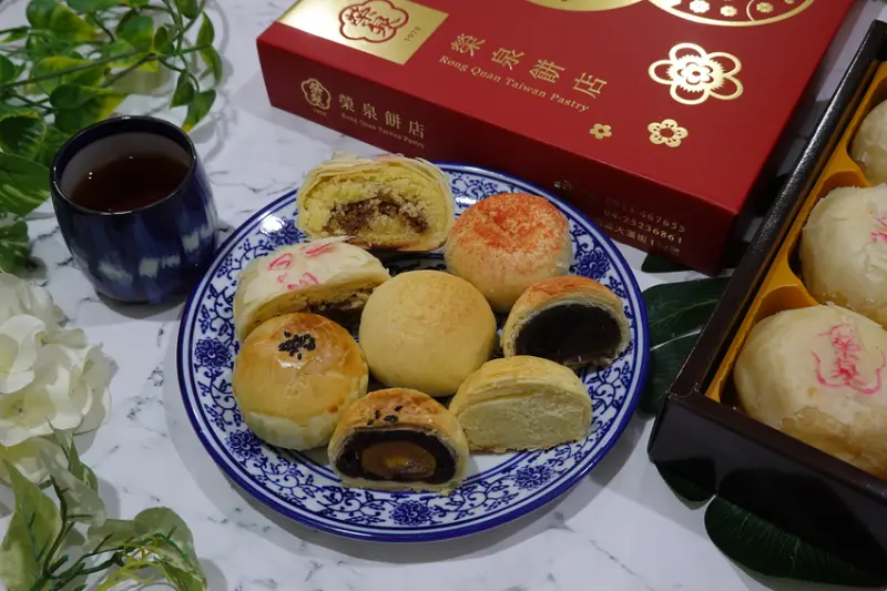 2022中秋伴手禮推薦-台中榮泉餅店蛋黃酥|綠豆椪|小月餅，當日現做現賣的豐原必買伴手禮，2022中秋蛋黃酥推薦