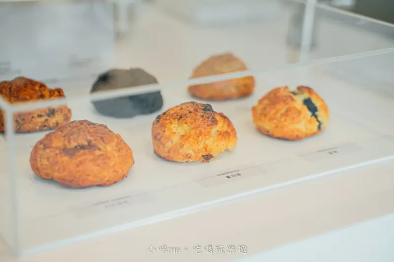 dateless ▏純白色系的韓風咖啡廳 大馬路轉角的一抹小清新。酥脆司康每日限量手做。捷運台北橋站