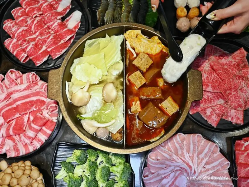 椒饗麻辣鍋｜台中最低調麻辣鍋，師承台北齊味麻辣鍋，會噴汁的鴨血，口感Q嫩好吃，豆腐也超讚～