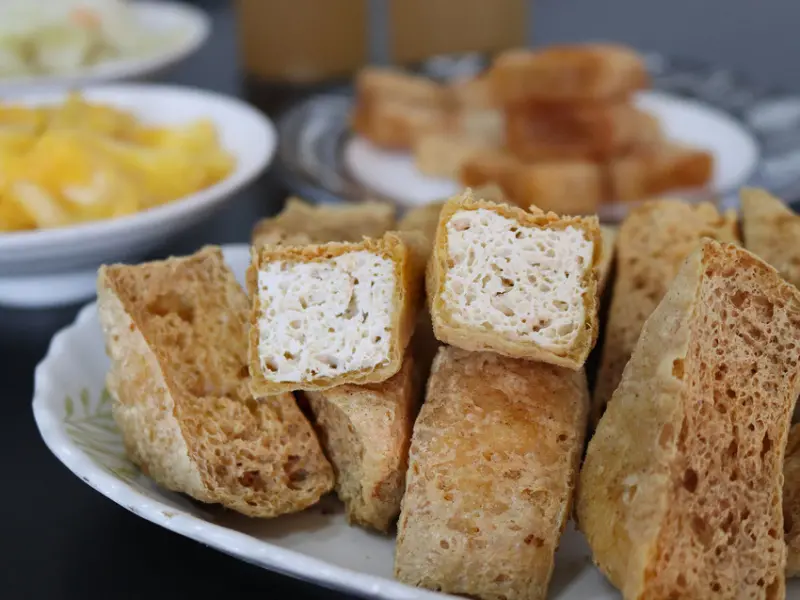 台南鹹酥臭豆腐／從路邊攤賣到開店面／1人作業現點現炸／每天換新油不用回鍋油／獨家特調胡椒鹽／連外國人都愛吃