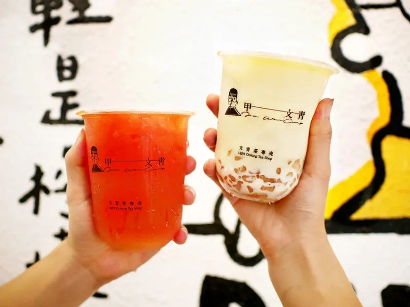 當個「甲文青」享受一杯下午茶，台中起家的搞怪飲料店，芒果系列香濃有料，買一送一超划算，當西瓜跟檸檬碰撞，迸出新火花，消暑酸甜滋味就是他!