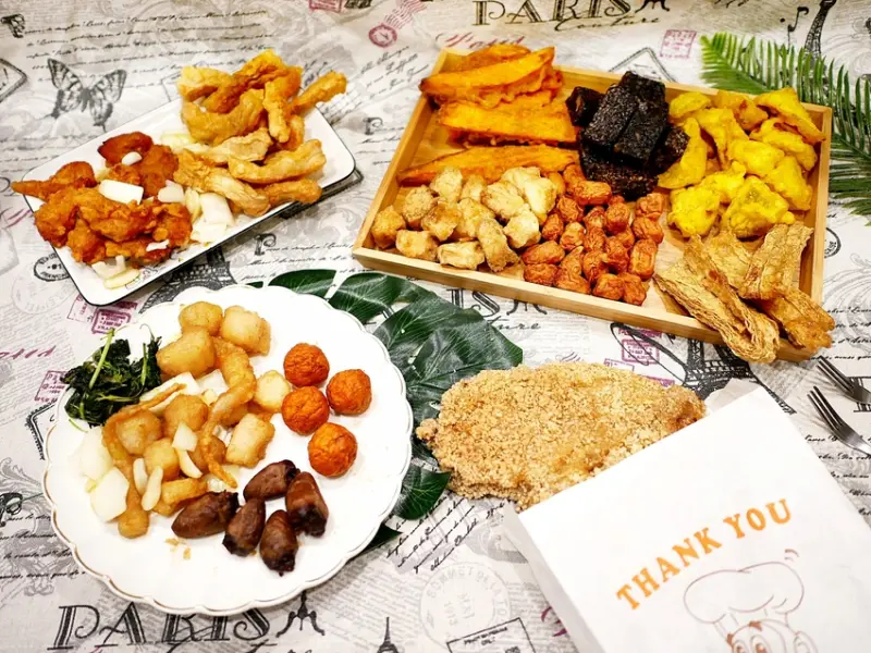 加了滿滿蒜片、洋蔥的台式炸物，香香雞不同於一般鹽酥雞，調味鹹香更有味道，裹上煉乳漢花生粉的牽絲炸麻糬別錯過