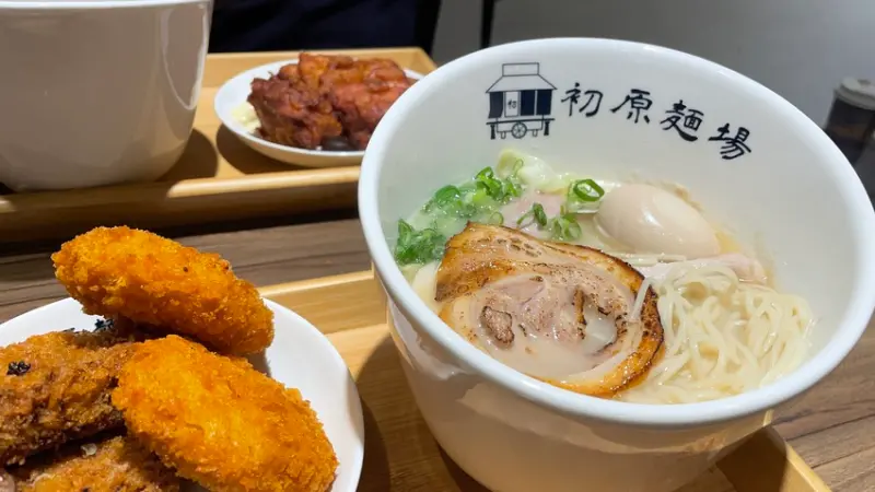 【林口美食⎪初原麵場】林口平價拉麵 湯頭好喝不膩口 麵條超Q彈 起司可樂餅必點