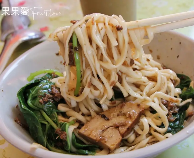 藏身在停車場旁的美味乾麵