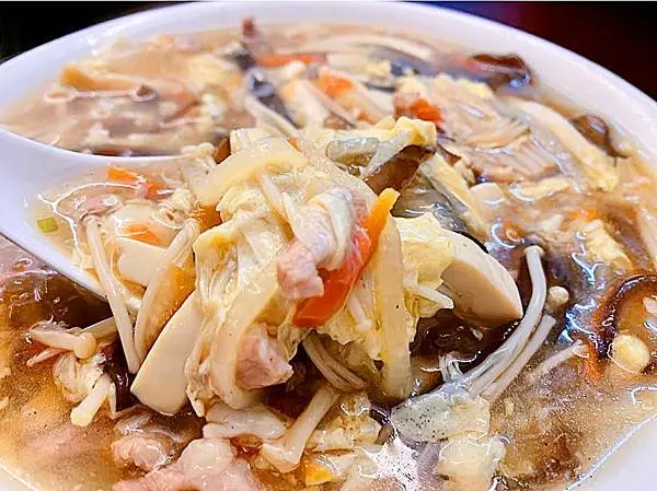 [台北小吃]文山區萬芳醫院站「福鼎湯包店」湯多鮮美不輸名店的平價湯包店/超多料又可口的酸辣湯/蔥油餅蔥多香甜皮酥/附菜單