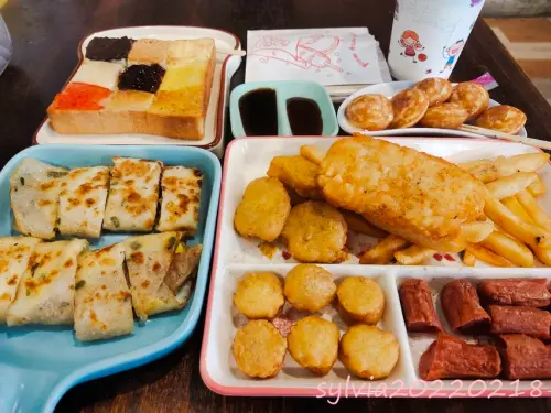 三重站，早點名早餐坊，九宮格厚片$40