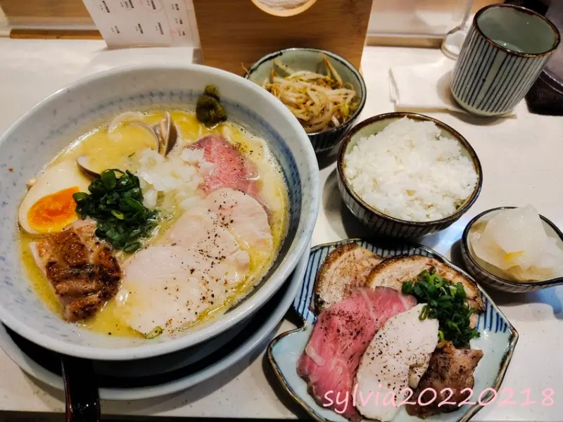 三重國小站，炊煙拉麵