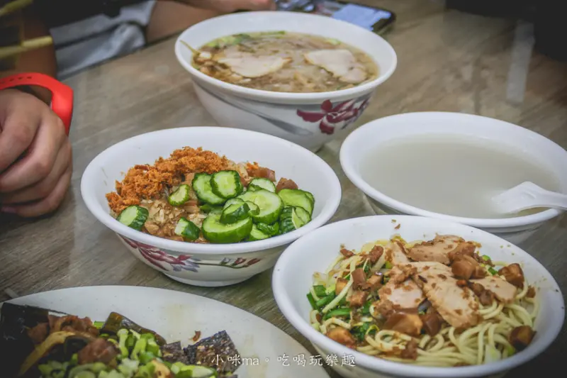 藍家米糕 ▏從小吃到大的老味道 米糕、四神湯銅板價就能滿足一餐。黑白切也是必點。高雄美食 / 岡山美食