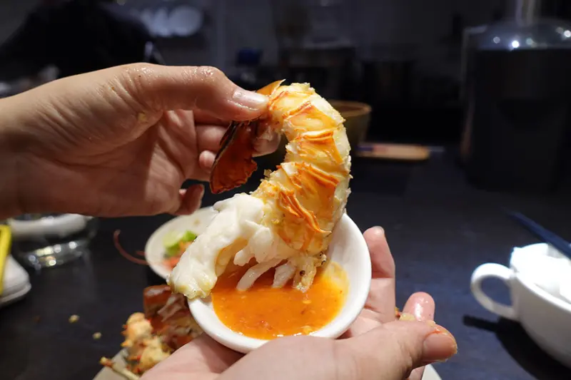 台北信義美食【A.I.O餐廳】肥美炭烤野生龍蝦買一送一,搭台式經典小吃職人上菜!