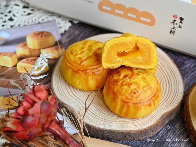 狸小路手作烘焙｜人氣中秋月餅皇上不上朝流心餅開賣啦～一開賣就爆單！香濃奶香伴隨絲滑流沙，還有菠蘿蛋黃酥也超讚～