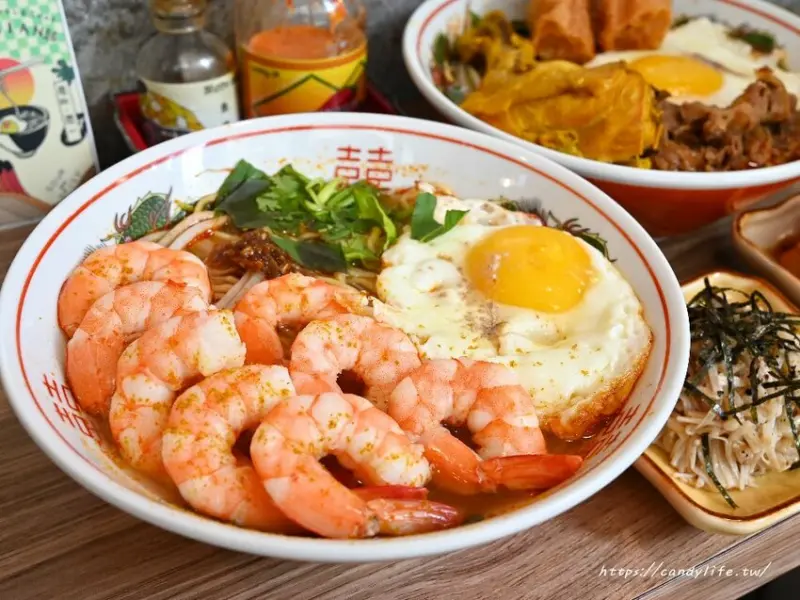 彳麵小酸辣專賣｜台中人氣南洋酸辣麵專賣店，口味客製化，中了化骨綿掌的雞腿是招牌，每日限量販售～