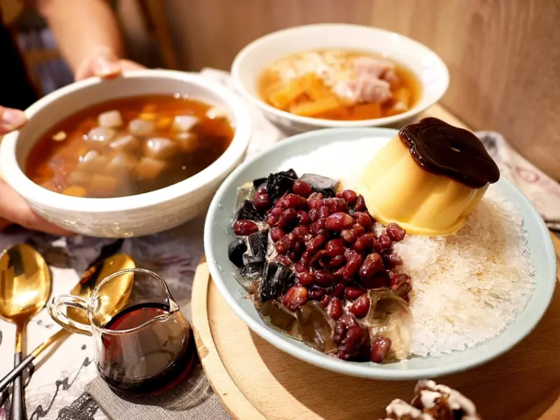 芋頭控絕不能錯過的芋頭牛奶在這邊，太平文青冰店推出超多手工配料，近40種選擇超豐富，配料甜度不高且燉煮到口感綿密適中隨便點都無雷-微笑貓冰菓室