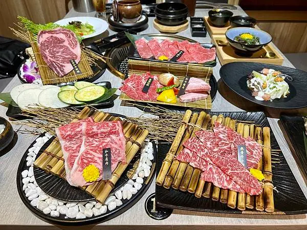 [信義區美食] 揪餖燒肉 好客餐飲新品牌 和牛燒肉套餐 豐盛又不貴！信義ATT 6樓 #台北101市貿美食 @蛋寶趴趴go