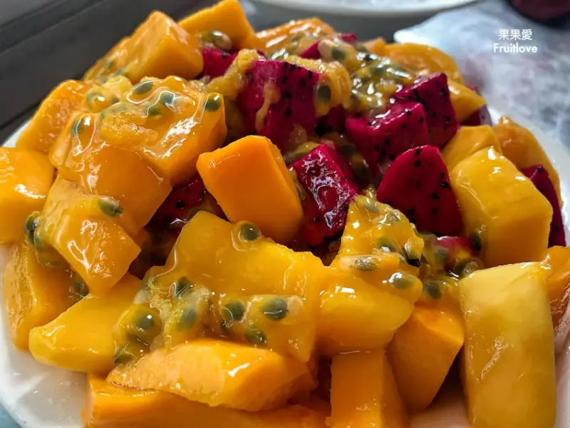 剉冰配料給的不手軟，天然水果滿滿一碗